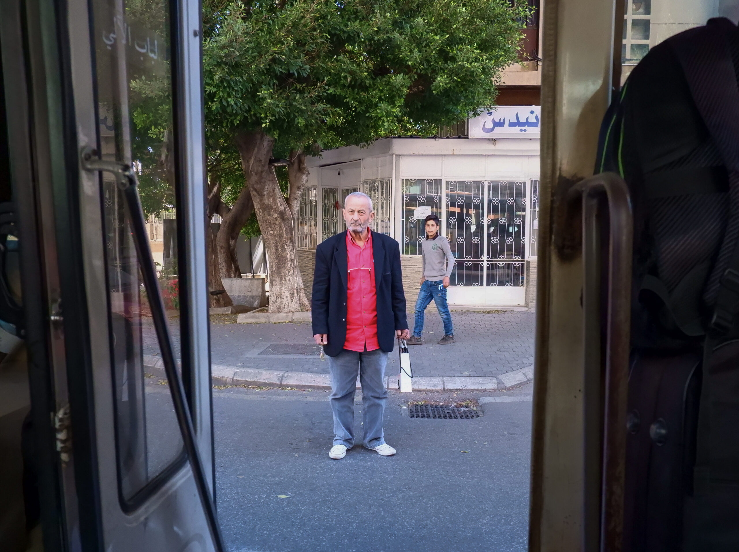 Uomo in strada che aspetta il bus